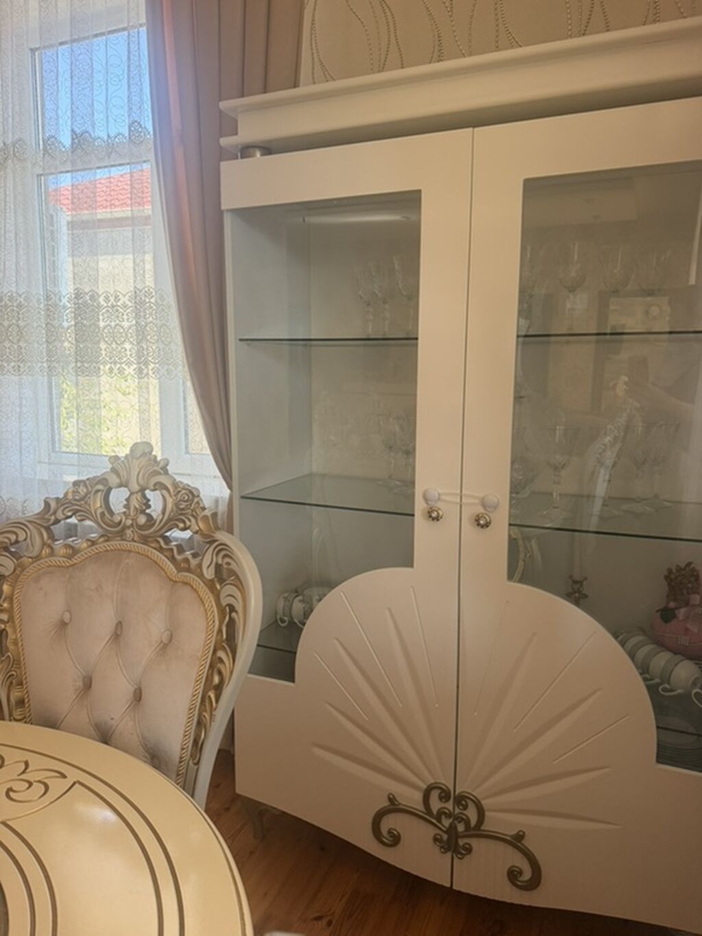 Ağ rəngli vitrin-bufet - Klassik-stil dizayn: ön hissədə günəş şüası — Şkaflar, Digah (2)