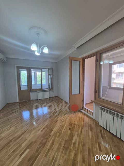 Satılır 2 otaqlı köhnə tikili 50 m²