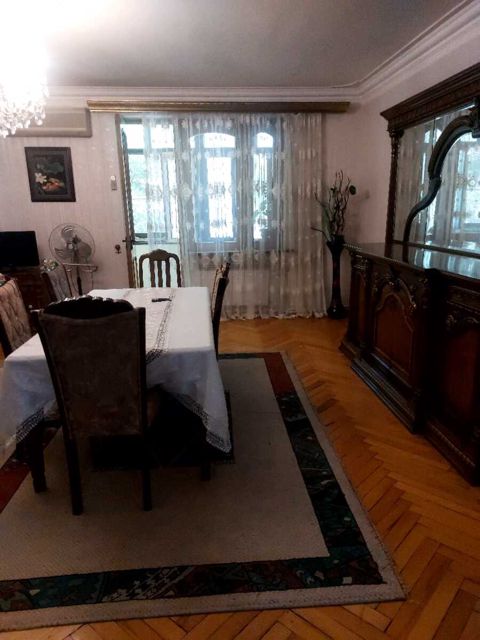 Satılır 4 otaqlı köhnə tikili 110 m² — Bakı