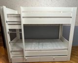 2 mərtəbə carpayi satilir. 150 azn. 1 Metrin 2 ye. Yuxarı hisse — Детская комната