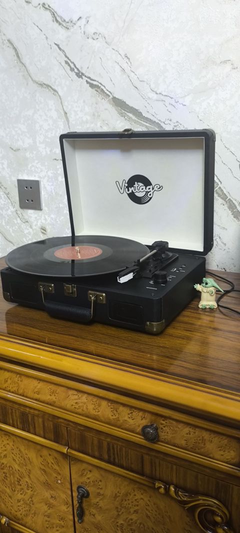 Vinil pleyer satılır Çamadan tipli vinil pleyer satılır. Cəmi 6-7 — Digah