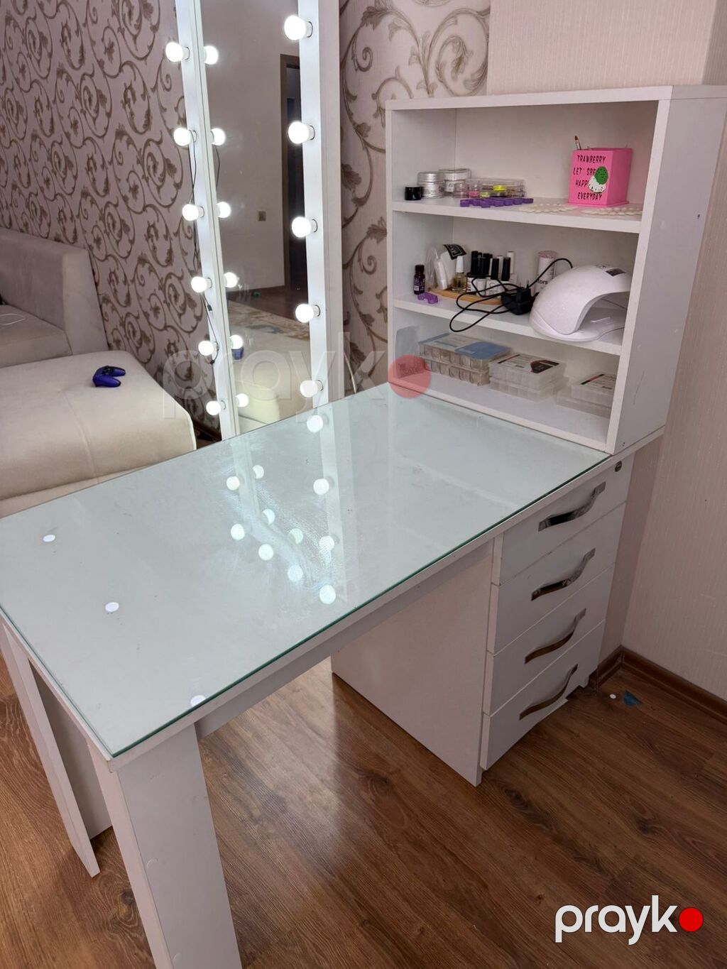 magaza baglanir deye asilqan vitrinler biri 165 AZN.baha Ali'nib — Mebel, Bakı (2)