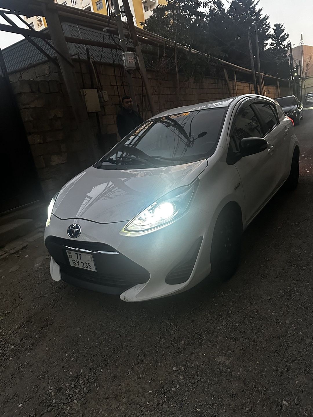 Toyota Aqua icarəsi — Avtomobil icarəsi, Bakı (2)