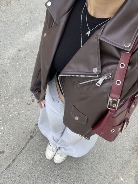 Qadınlar üçün qısa model dəri görünümlü biker gödəkçə - Rəng: tünd — Digah