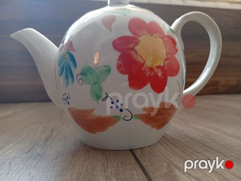 Porseleindən çaydan - Material: Ağ şirli porselen - Üzərində əl işi — Bakı
