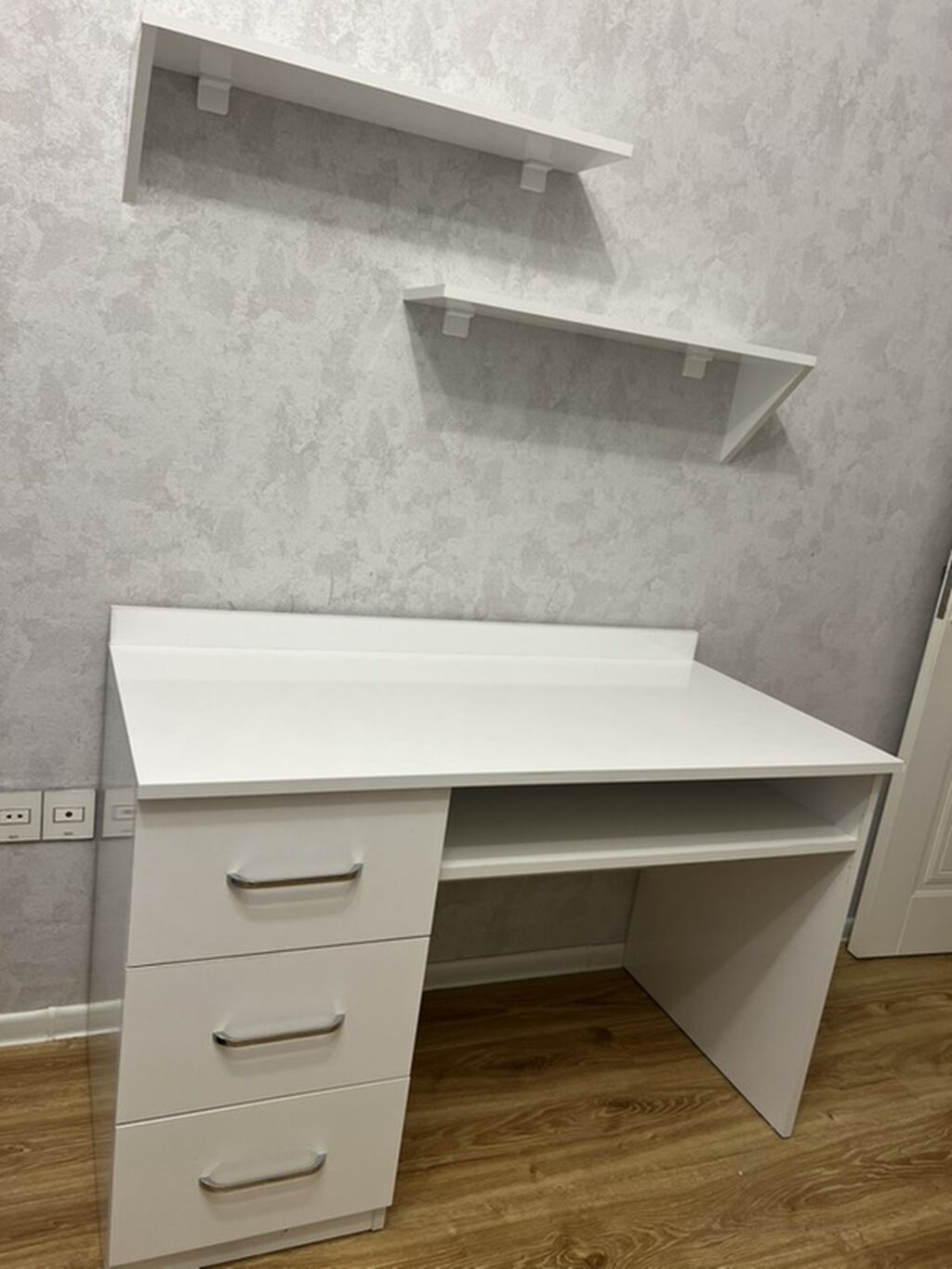 Ağ rəngli iş/oxu masası və divar rəfləri dəsti. - Minimalist dizayn — Yumşaq mobilya dəstləri, Bakı