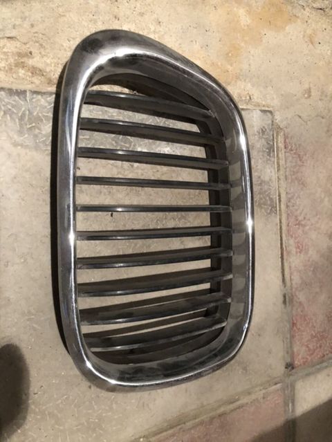 Avtomobil ön barmaqlığı (radiator qəfəsi) - Material: metal/plastik — Bakı