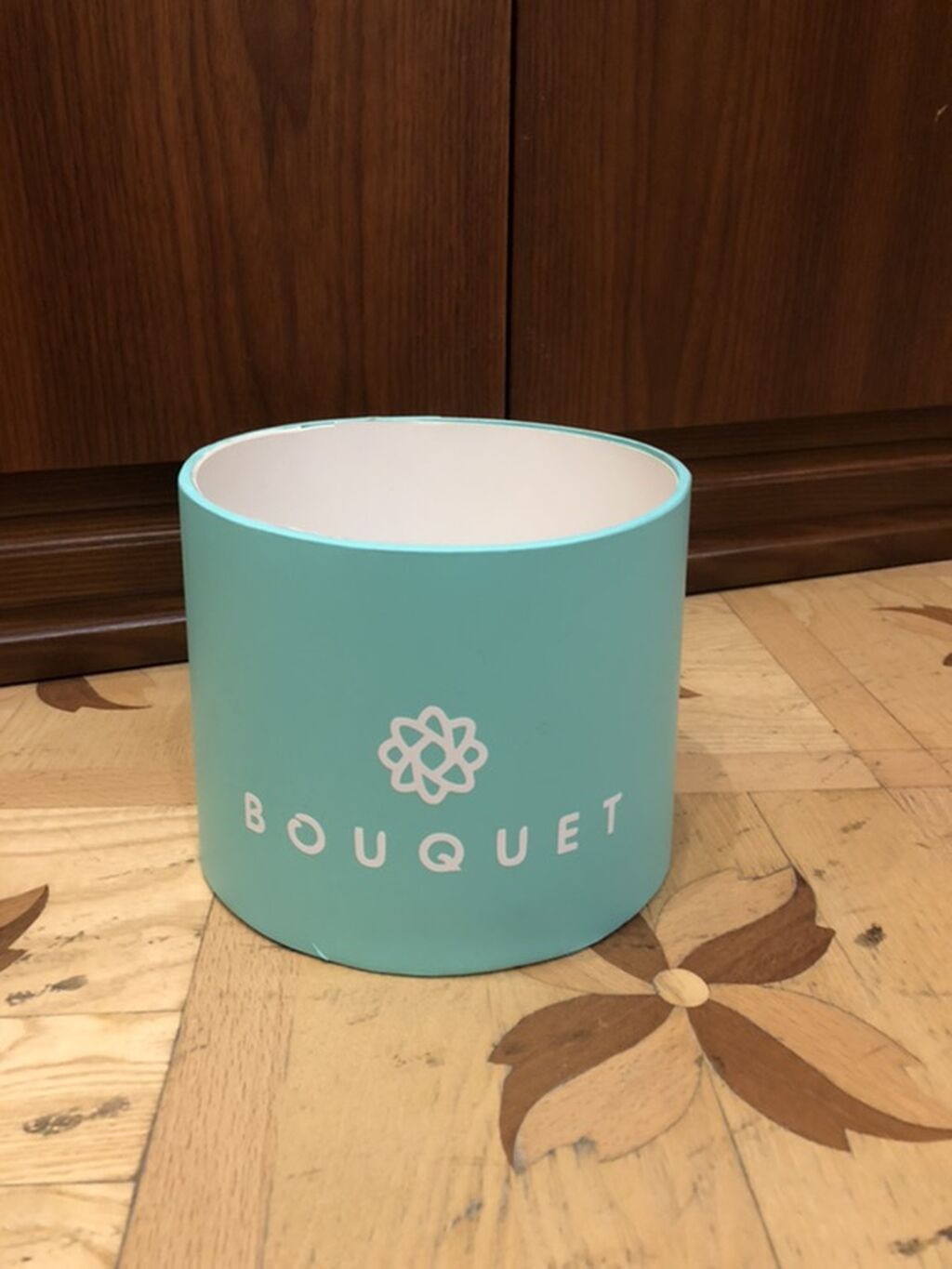 Məhsul: “Bouquet” brendinə məxsus silindrik hədiyyə/qutu (çiçək — Bayram dekoru və aksesuarları, Bakı