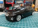 BMW 530Li G30. die-cast model avtomobil - Miqyas: təxmini 1:24 — Elcin doslarniza oz mawinin Maketi hediye
