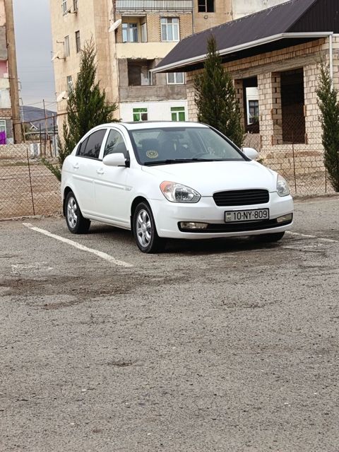 Hyundai Accent: 1.6 l 2009 il Sedan — Qobustan