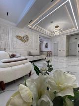 Satılır 3 otaqlı yeni tikili 160 m² — Emil — Apartment