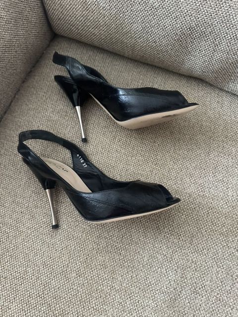 Qadın ayaqqabısı – açıq burunlu, arxa hissəsi rezin qayışlı, qara rəng — Bakı