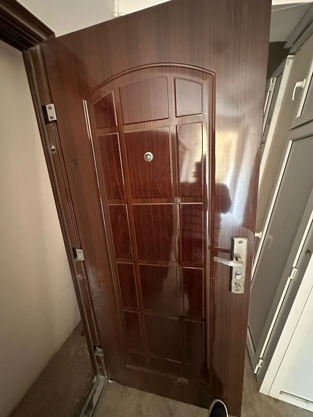 Metall giriş qapısı – tünd qəhvəyi rəng, laklı səth, dekorativ — Pəncərələr, qapılar, balkonlar, Bakı (2)