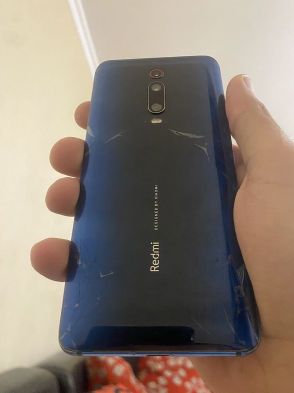 Xiaomi Redmi (arxa hissədə “Redmi – Designed by Xiaomi” yazılı, mavi — Xiaomi, Sumqayıt