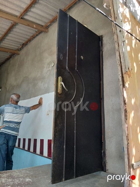 Seyf qapı yaxşı vəziyyətdə hövsandadır real alıcılar əlaqə saxlasın — Bakı