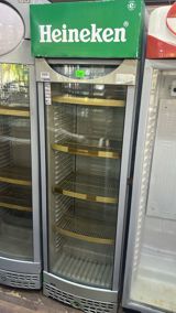 Heineken brendli vitrin tipli içki soyuducusu - Şüşə qapılı, vitrin — Soyuducu Paltaryuyan televizor vitrinlerin satış mərkəzi — Refrigerated display cases