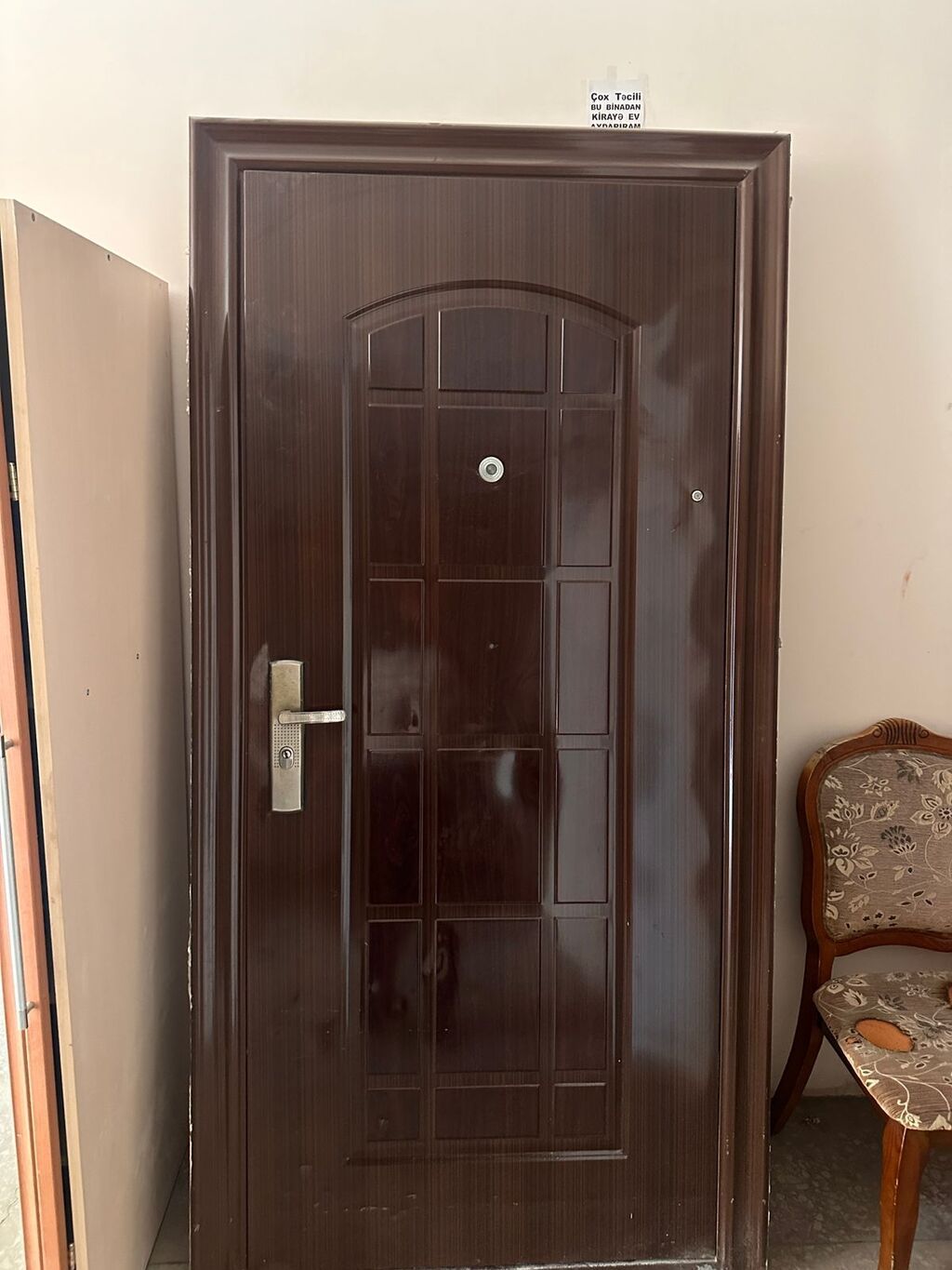 Metall giriş qapısı – tünd qəhvəyi rəng, laklı səth, dekorativ — Pəncərələr, qapılar, balkonlar, Bakı