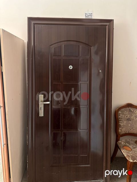 Metall giriş qapısı – tünd qəhvəyi rəng, laklı səth, dekorativ — Bakı