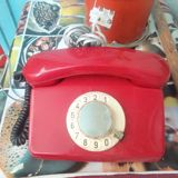 Qırmızı rəngli retro mexaniki disklı stasionar telefon maraq üçün — Проводные и радиотелефоны