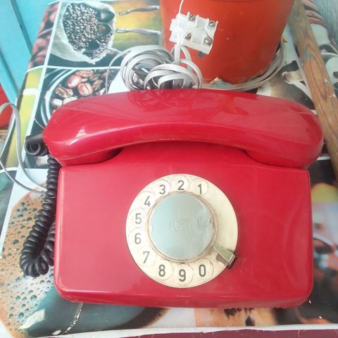 Qırmızı rəngli retro mexaniki disklı stasionar telefon maraq üçün — Bakı