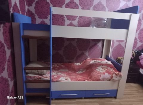 İki mərtəbəli uşaq çarpayısı - Korpus: ağ və mavi rəng kombinasiyası