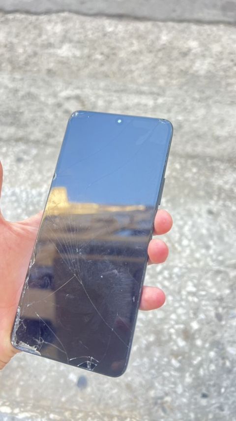 Telfon sade x9 du telfonda iki problem var ekranı işdiyir ama leke var — Xırdalan