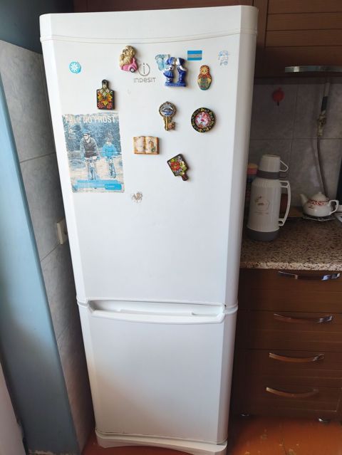 Indesit iki qapılı soyuducu,işleyir amma qazi yoxdur — Bakı