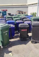 Məhsul: Təkərli zibil qabları (çox sayda) Təsvir: - Həcm: Böyük — Мусорные контейнеры