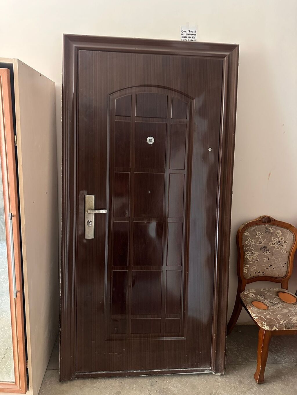 Metall giriş qapısı – tünd qəhvəyi rəng, laklı səth, dekorativ — Pəncərələr, qapılar, balkonlar, Bakı (3)