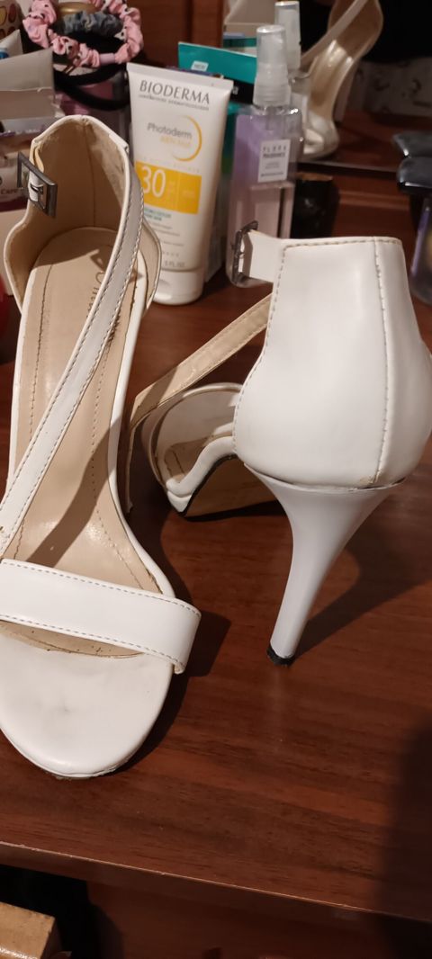 Uçuz AG Rəngli Ayaqqabı Satılır. - Model: incə, nazik hündür daban — Bakı