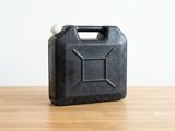 Qara rəngli plastik kanistr 5litrdir - Material: möhkəm plastik — Оборудование для полива, водоотвод и дренаж