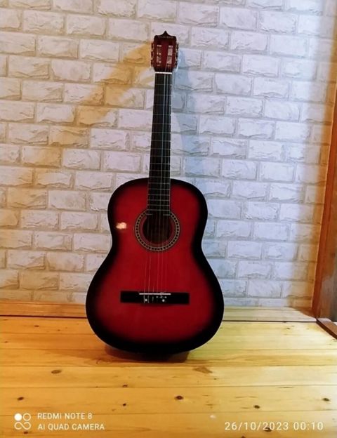 Klassik akustik gitara – qırmızı-sunburst rəng sxemi ilə - Korpus — Masazır