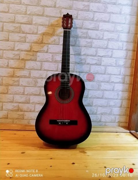 Klassik akustik gitara – qırmızı-sunburst rəng sxemi ilə - Korpus — Masazır