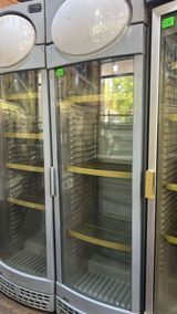 Şüşə qapılı vitrin soyuducu - Ticarət məqsədli vitrin tipli soyuducu — Soyuducu Paltaryuyan televizor vitrinlerin satış mərkəzi — Refrigerated display cases