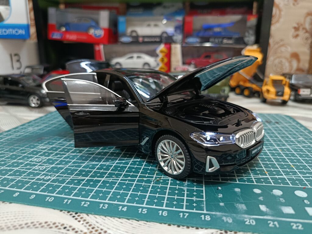 BMW 530Li G30. die-cast model avtomobil - Miqyas: təxmini 1:24 — Modellar, Bakı (2)