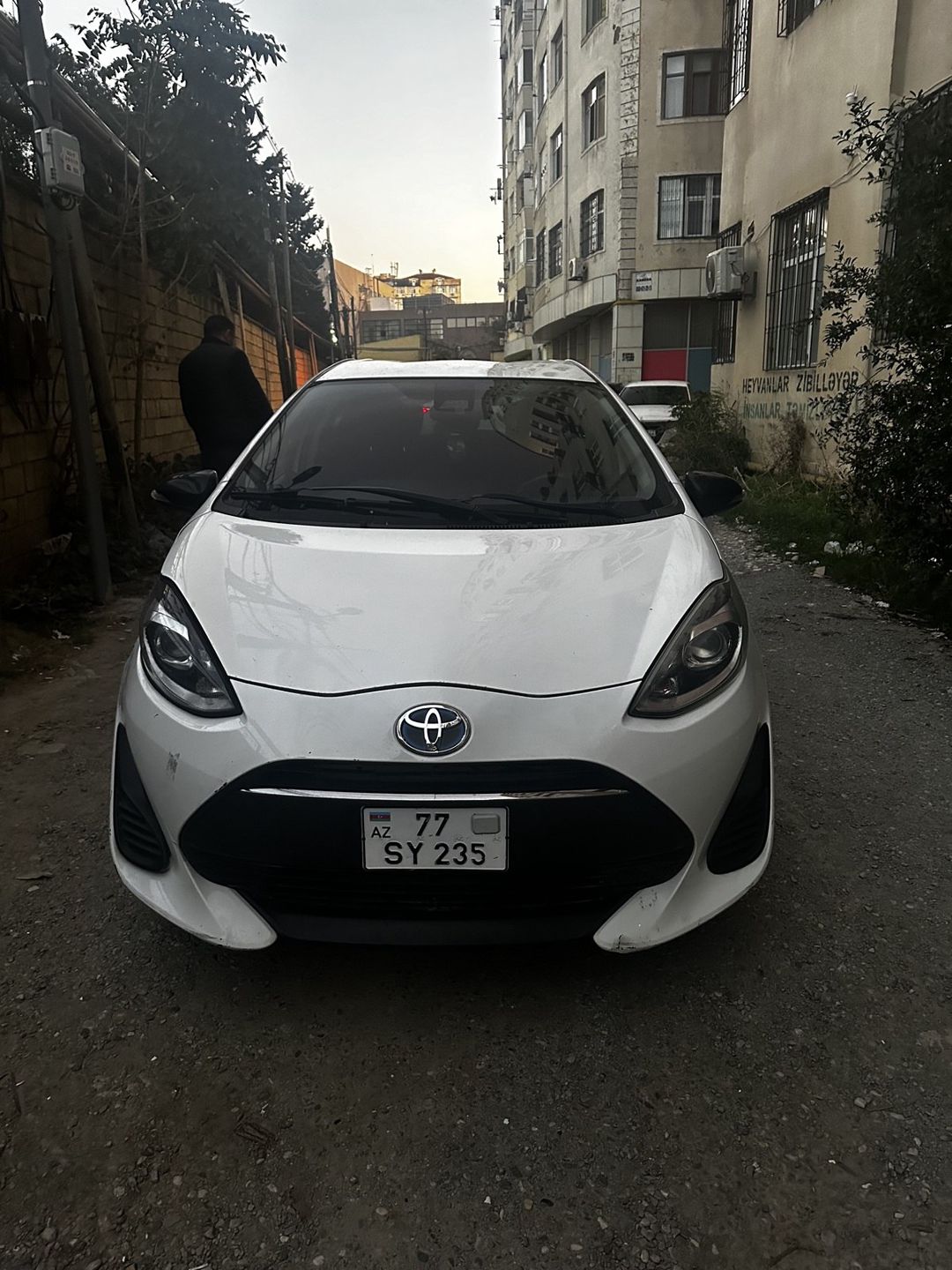 Toyota Aqua icarəsi — Avtomobil icarəsi, Bakı (3)