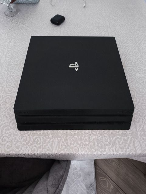 Sony PlayStation 4 Pro oyun konsolu - Model: PS4 Pro (CUH seriyası — Bakı