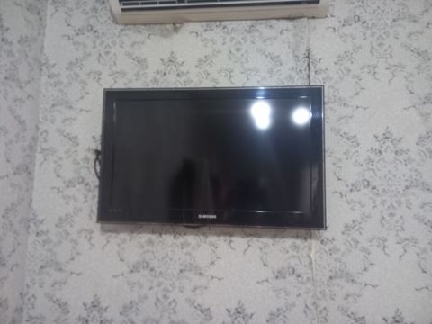 Samsung LCD televizor - Ekran: təxminən 32” (divar asqısı ilə — Bakı