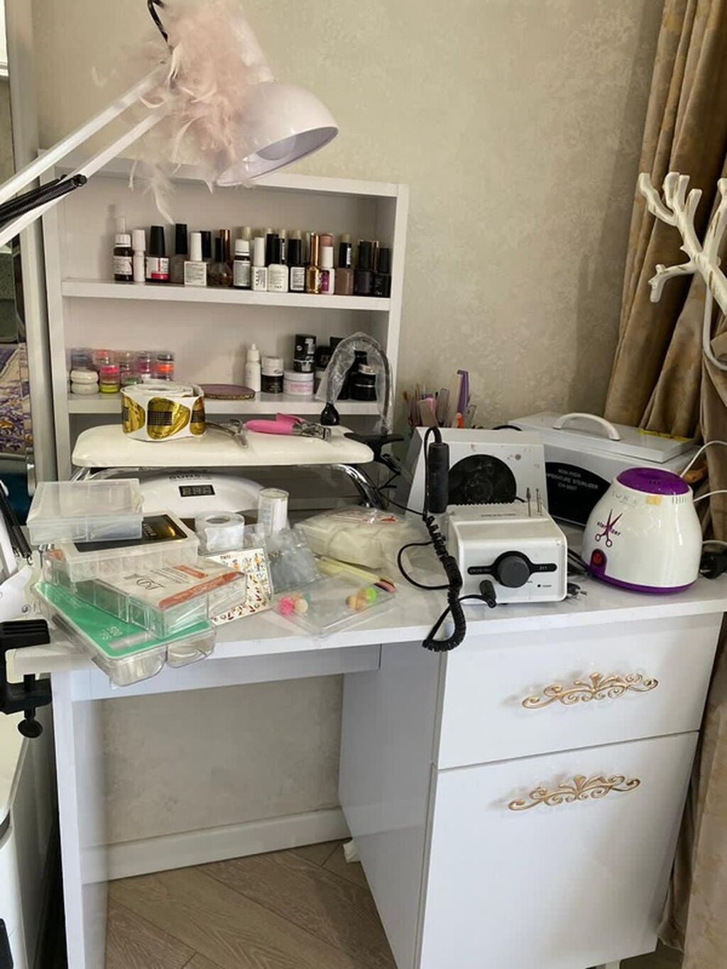 Manikür masası, və görünən bütün ləvazimatlar daxil 250 azn satılır — Dırnaq və ayak qayğısı, Masazır
