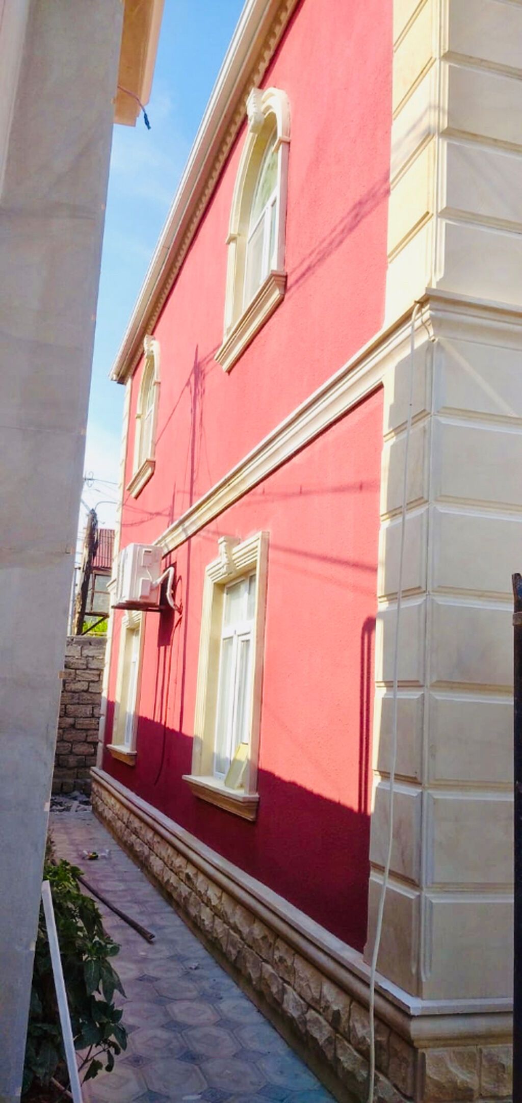 İki mərtəbəli fərdi yaşayış evi. Fasadı qırmızı rəngdədir və açıq krem — Ev, villa, Bakı