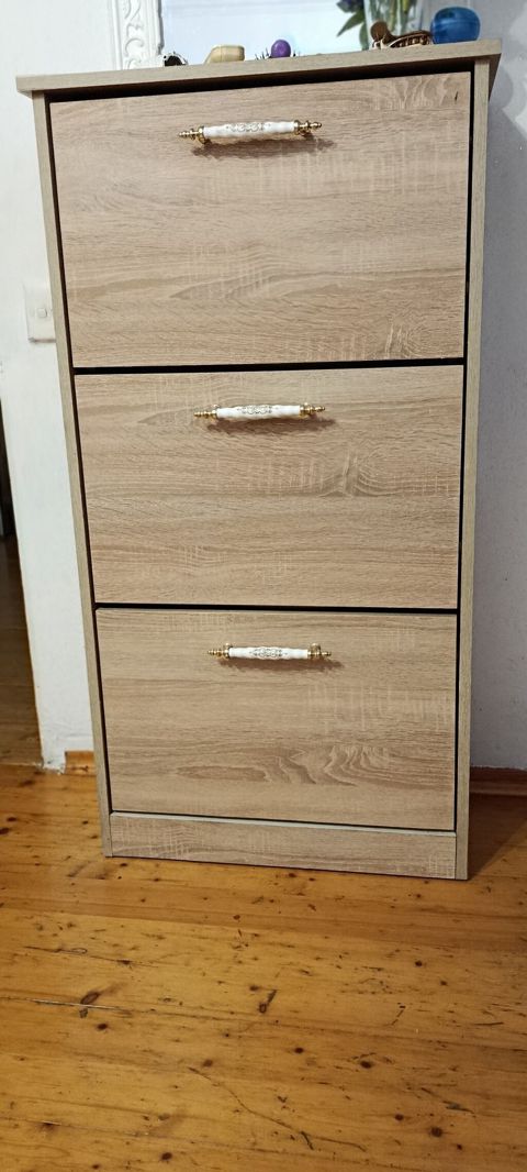 3 bölməli ayaqqabı dolabı satılır. ölçü: hündürluk-110, dərinlik — Bakı
