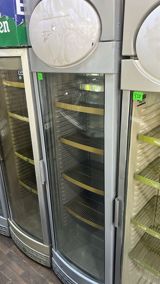 Mağaza/vitrin tipli içkilər üçün soyuducu vitrini - Şüşə qapılı — Soyuducu Paltaryuyan televizor vitrinlerin satış mərkəzi — Refrigerated display cases
