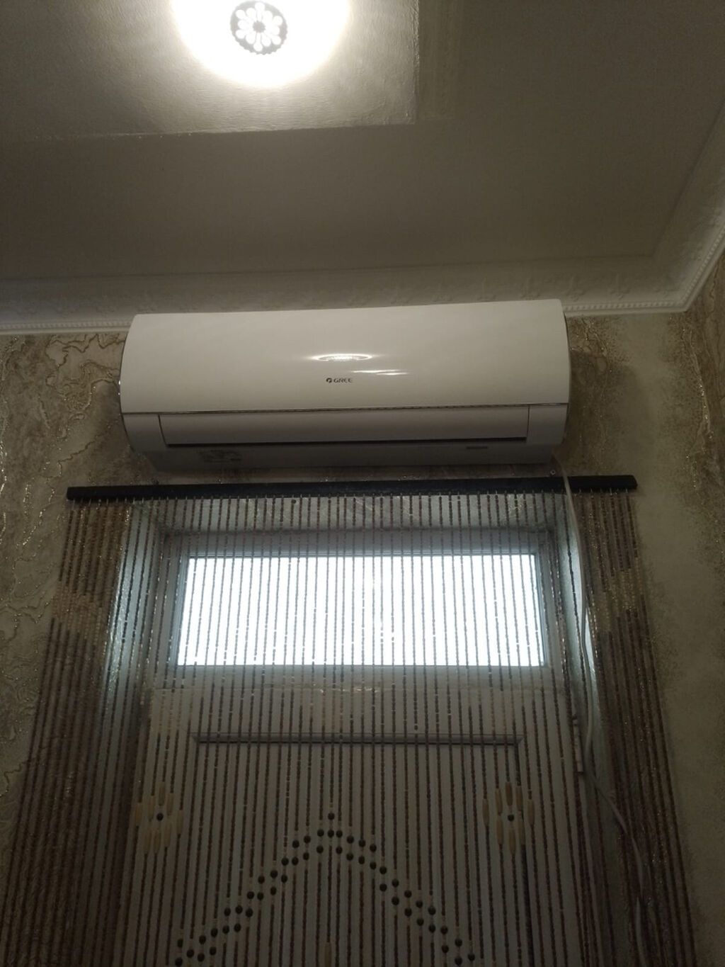 İki mərtəbəli fərdi yaşayış evi. Fasadı qırmızı rəngdədir və açıq krem — Ev, villa, Bakı (2)