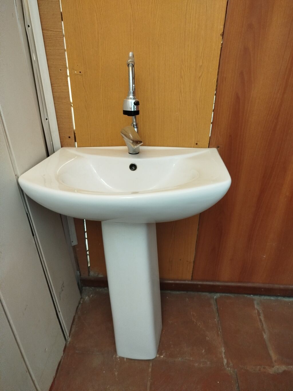 Hamam və sanitar qovşağı üçün ayaqlı keramik əl-üz yuyan lavabo. Dəstə — Lavabolar, Bakı (2)