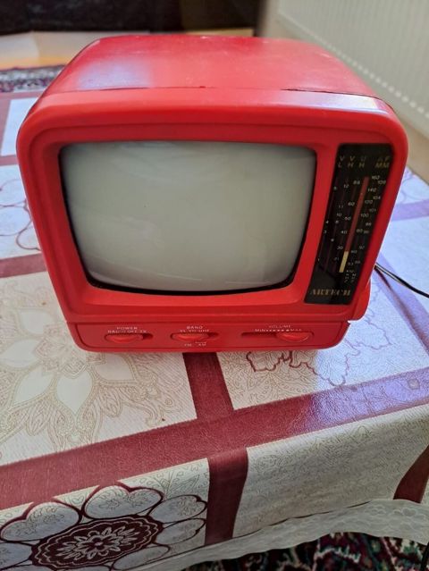 Televizor 60 manat tom ve batareya ile isleyir — Bakı