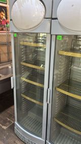 Məhsul: Şüşə qapılı kommersiya vitrin soyuducu (upright display — Soyuducu Paltaryuyan televizor vitrinlerin satış mərkəzi — Refrigerated display cases