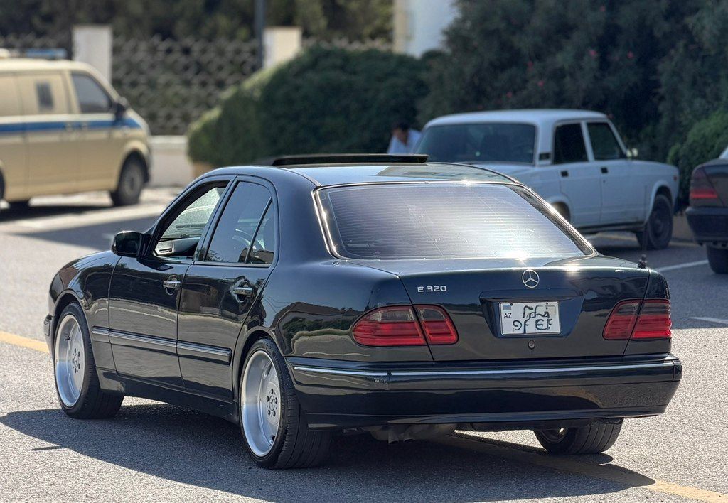 Mercedes E 320, 3.2 L, 2002 il, 278 000 km — Avtomobillər, Bakı (10)