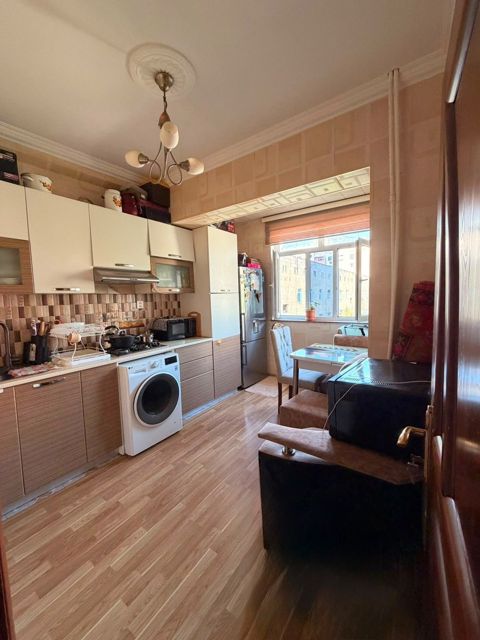 Satılır 2 otaqlı köhnə tikili 70 m²