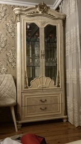 Klassik üslubda vitrin-bufet - Rəng: krem/bej tonlarında, qızılı — Wardrobes