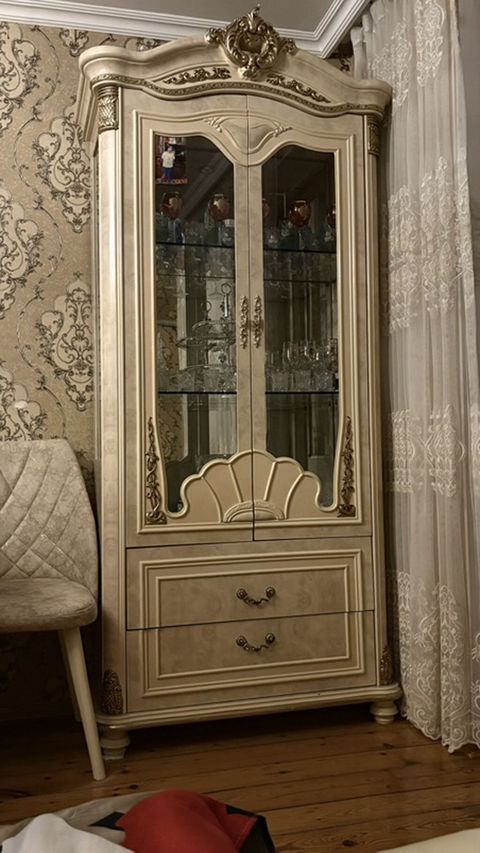 Klassik üslubda vitrin-bufet - Rəng: krem/bej tonlarında, qızılı — Sanqaçal